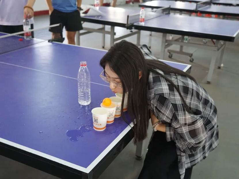 人站在桌子前 AI 生成的内容可能不正确。